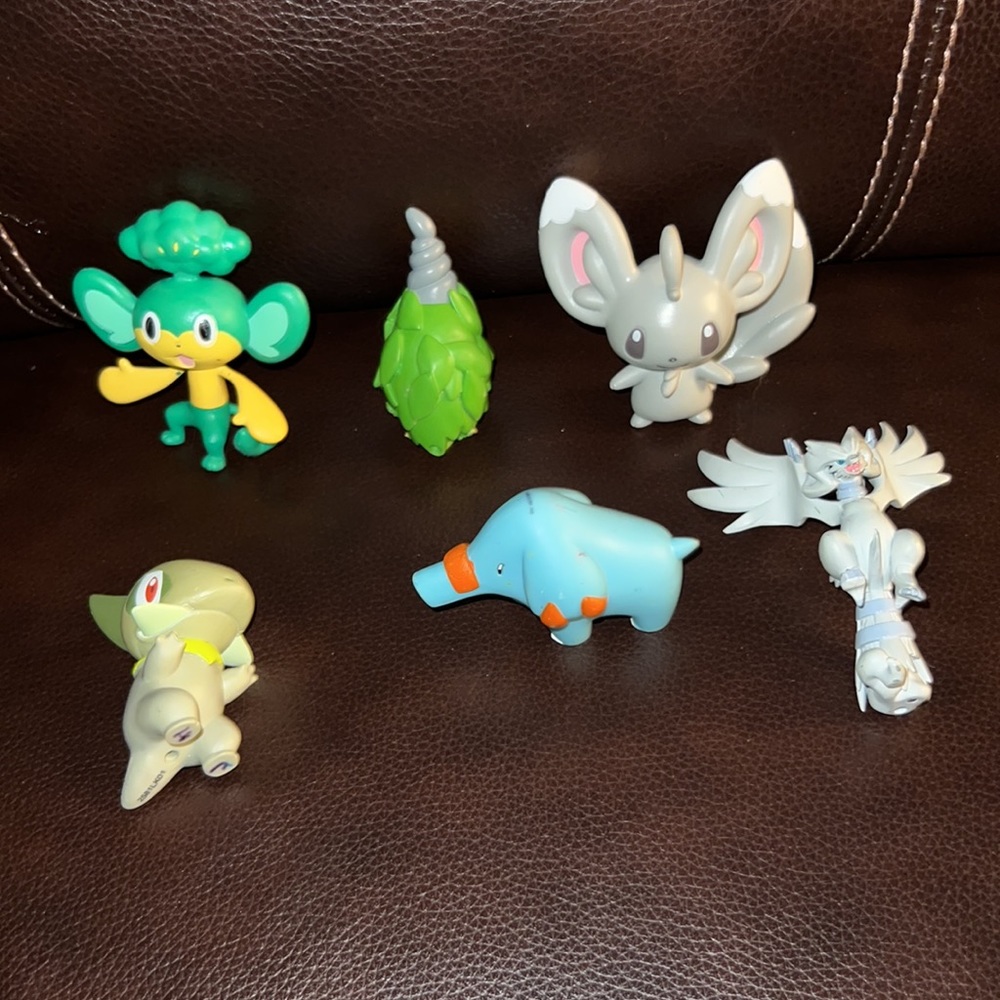 Bundle of 11 Pokémon.